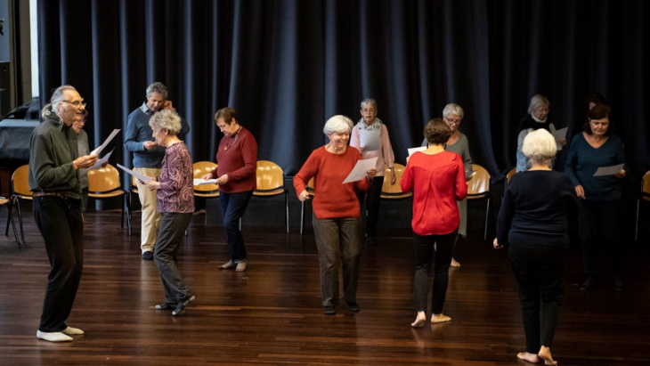 Adultes et seniors chantant ensemble lors d'une répétition de chorale