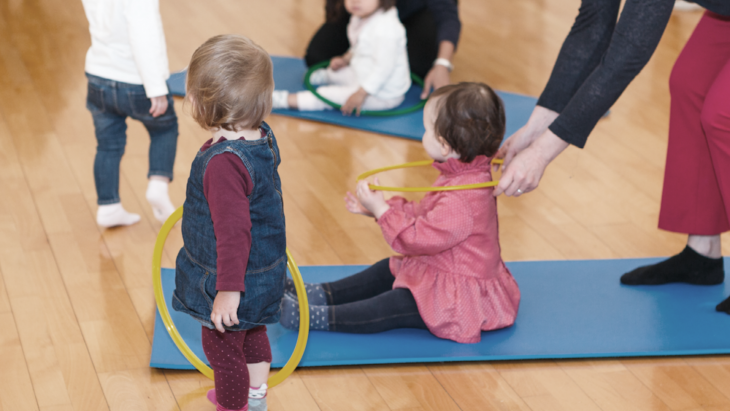 Parent et jeune enfant participant ensemble à un atelier de rythmique