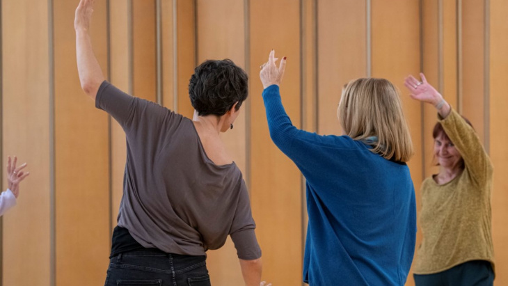 Seniors en mouvement lors d'un atelier de rythmique en salle
