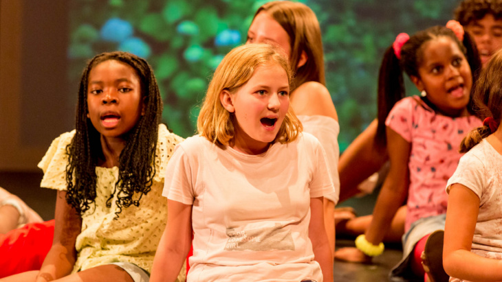 Adolescents chantant ensemble lors d'une répétition de chœur