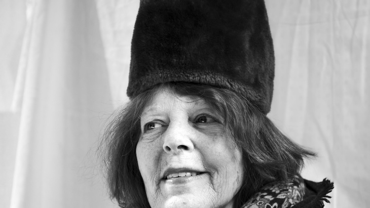 Photo en noir et blanc d'une vielle femme avec un bonnet en fourrure 