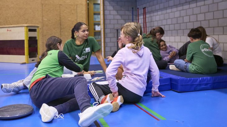 Jeunes discutant dans une salle de gymnastique