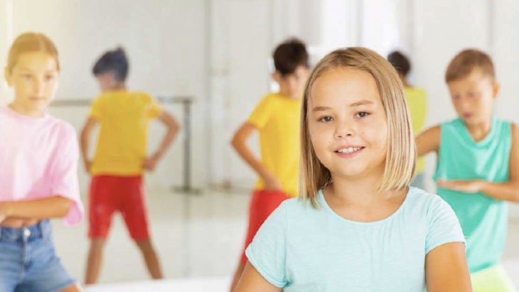 Enfants en mouvement lors d'un atelier d'expression corporelle
