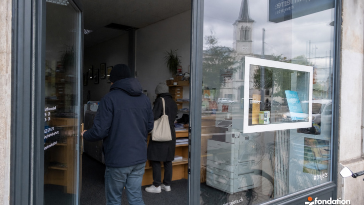 Visiteurs découvrant les ateliers d'une entreprise sociale