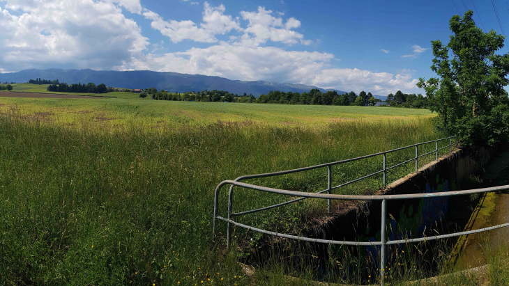 Nant d'Avril - Canalisé sur certains tronçons, ici à proximité de voies CFF