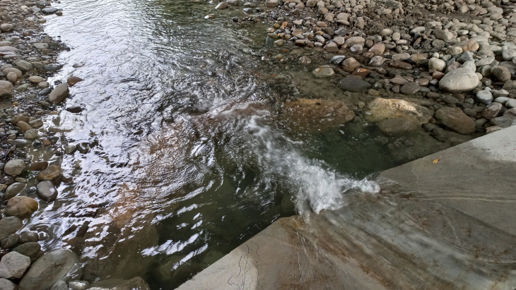 Cunette centrale avec bassin de dissipation en pierres naturelles