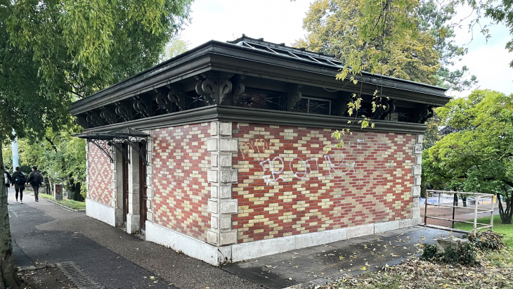 Toilettes publiques du parc Saint-Jean, © David Ripoll