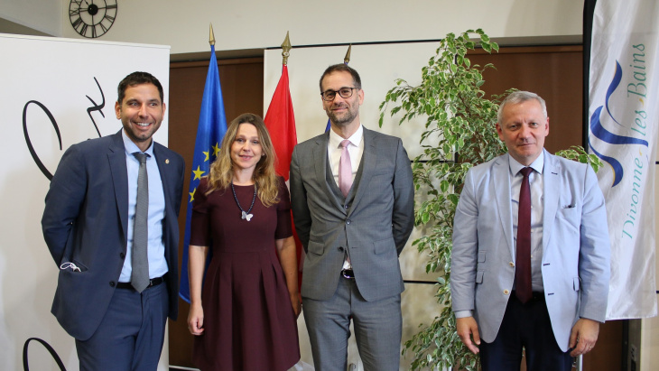 M. Antonio Hodgers, Conseiller d'Etat du Canton de Genève, M. Patrice Dunand Président de Pays de Gex agglo, Mme Aurélie Charillon, Vice Présidente en charge de l'environnement et M Vincent Scattolin, maire de Divonne-les-Bains, lors de l'inauguration de la restauration du canal de Greny 