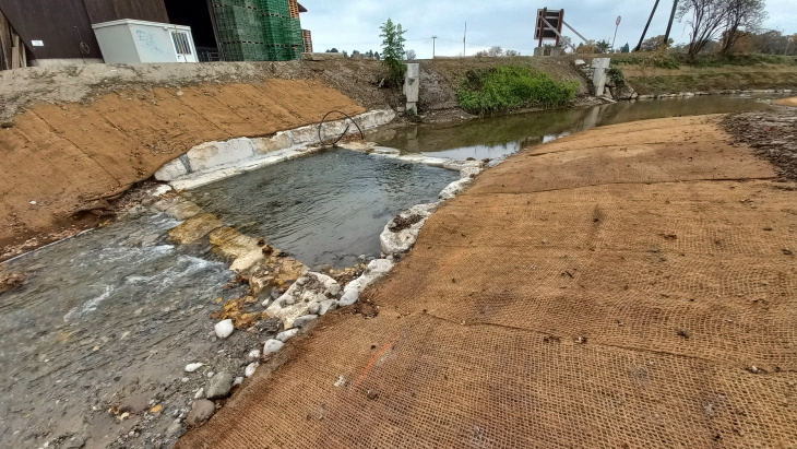 Vue du seuil depuis l'aval avec l'ancien lavoir en rive droite