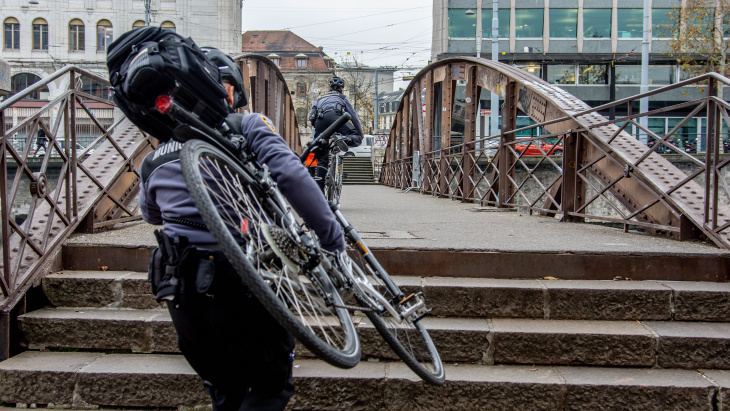 Un APM transportant un vélo