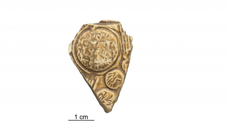 Fragment d'une lampe à huile découvert à l'esplanade Saint-Antoine