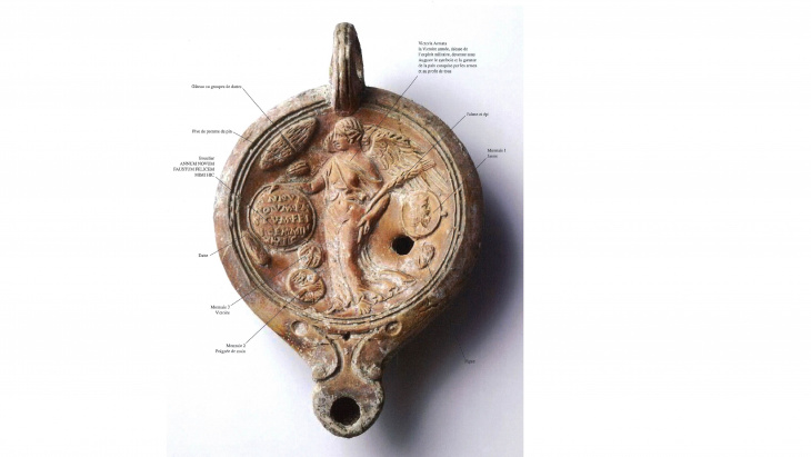 Lampe à huile reconstituée d'après des exemplaires intacts