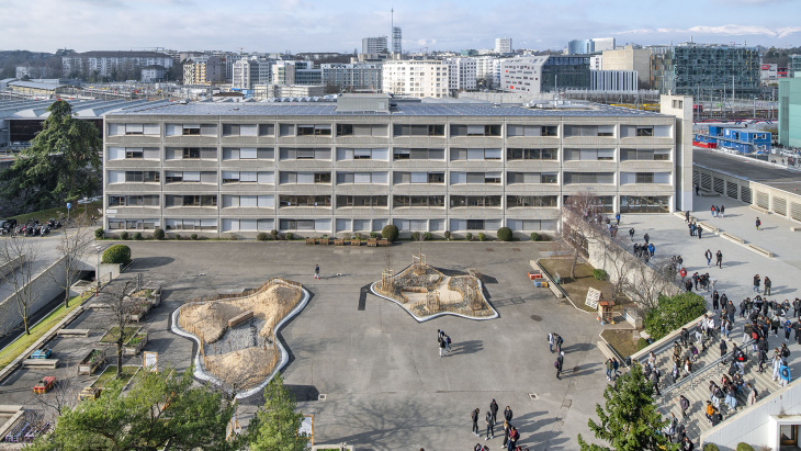 Vue aérienne du préau inférieur après l'aménagement des îlots-tests (c) Johannes Marburg