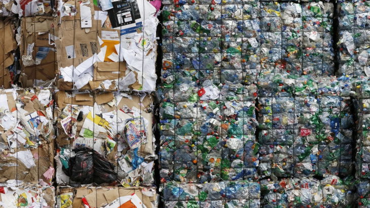 Balles de déchets de carton et de PET à recycler