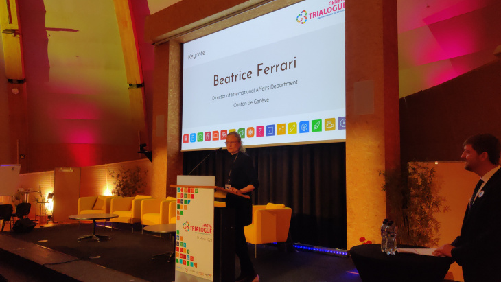 Prise de parole de Mme Ferrari, directrice des affaires internationales du canton, lors de l'ouverture du Trialogue au CERN. 