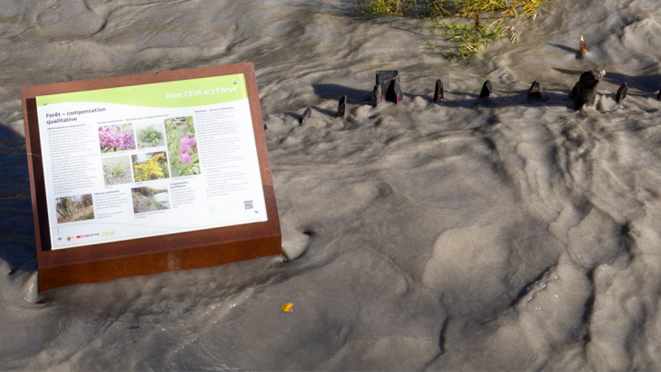 Arve_Crue2023- panneau-promenade-du-bout-du-monde