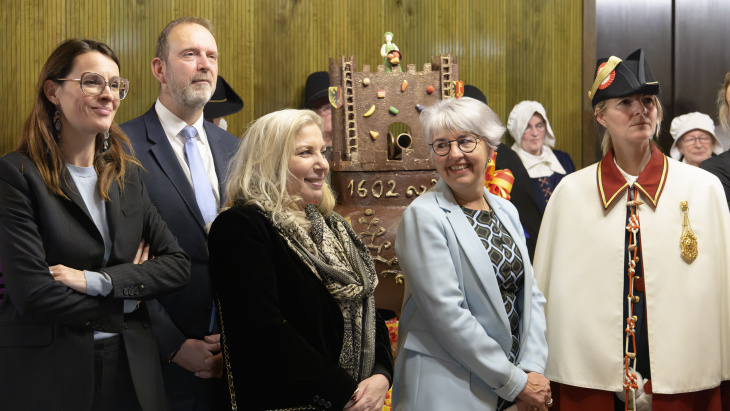 Mme E. Baume-Schneider, Conseillère fédérale et des membres du Conseil d'Etat genevois à côté de la marmite de l'Escalade