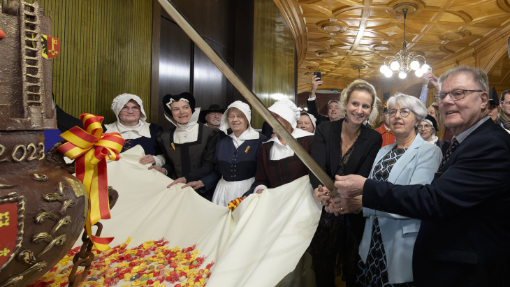 Mme la Conseillère fédérale E. Baume-Schneider cassant la marmite de l'Escalade avec M. D. Sormanni, Conseiller national, et Mme la Conseillère d'Etat D. Bachmann, entourés par la Compagnie 1602