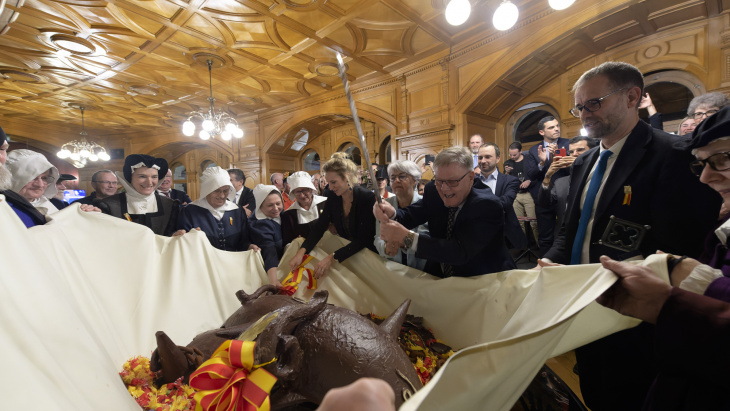 Mme la Conseillère fédérale Baume-Schneider, M. D. Sormanni, Conseiller national et D. Bachmann brisant la marmite de l'Escalade, entourés de la Compagnie 1602 