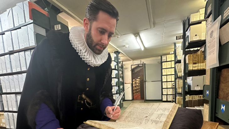 Guillaume Rychner dans le costume de Jean Gautier, secrétaire du Petit Conseil