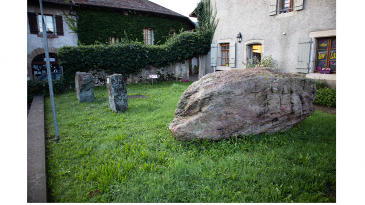 Une copie du menhir, réalisée en 1998, est visible devant la mairie de Troinex. © SAGe.