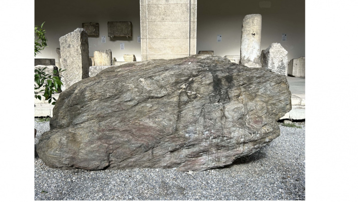 Le menhir de la Pierre-aux-Dames est visible dans la cour du Musée d’art et d’histoire, où il est installé depuis 1942. © SAGe.