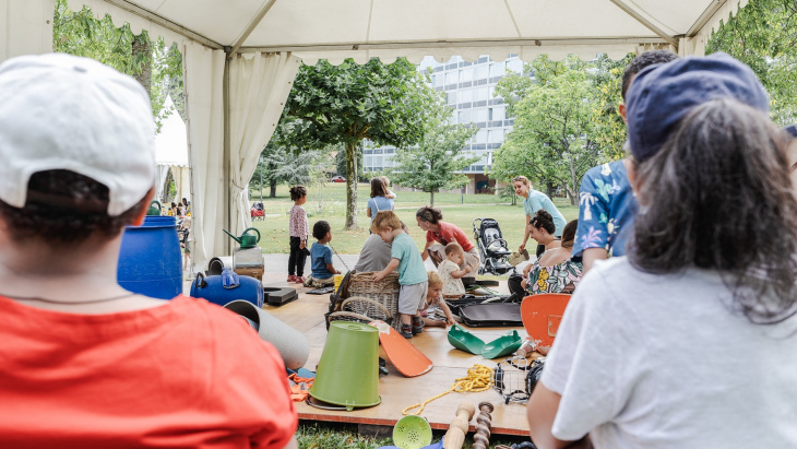 Les « chapiteaux enchantés » au parc des Micocouliers de Meyrin (14 août 2024) © Vincent Albert