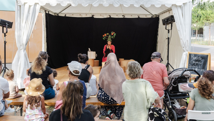 Les « chapiteaux enchantés » au parc des Micocouliers de Meyrin (14 août 2024) © Vincent Albert
