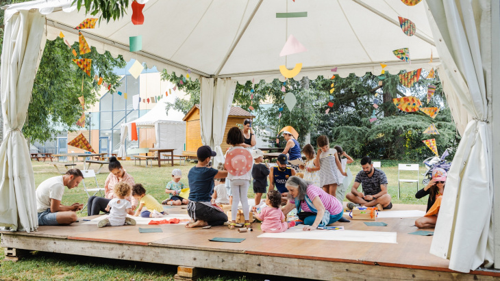 Les « chapiteaux enchantés » au parc des Micocouliers de Meyrin (14 août 2024) © Vincent Albert