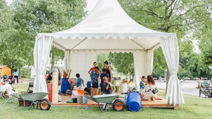 Les « chapiteaux enchantés » au parc des Micocouliers de Meyrin (14 août 2024) © Vincent Albert