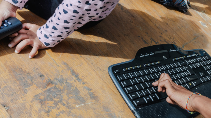 Les « chapiteaux enchantés » au parc des Micocouliers de Meyrin (14 août 2024) © Vincent Albert