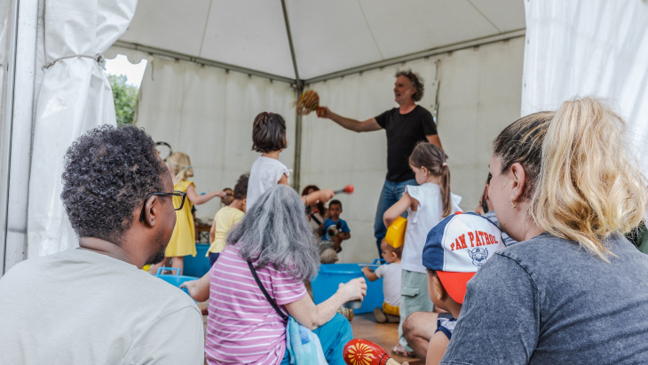 Les « chapiteaux enchantés » au parc des Micocouliers de Meyrin (14 août 2024) © Vincent Albert