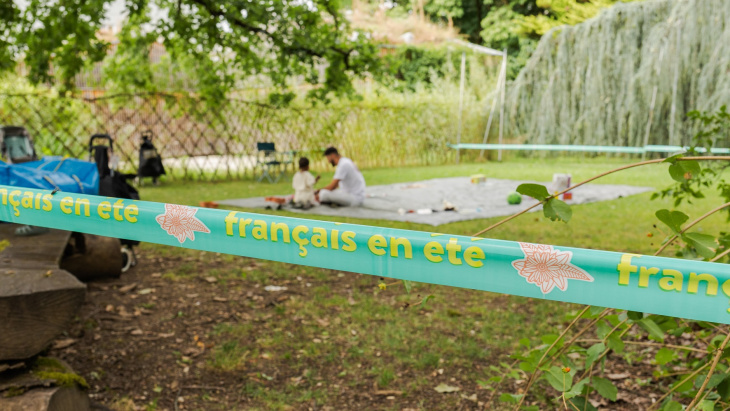 Cours « français en été » donné par l’OSEO au Jardin botanique alpin de Meyrin (14 août 2024) © Vincent Albert