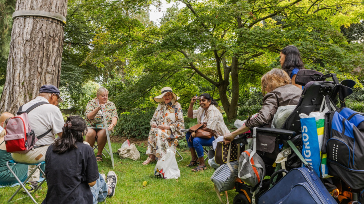 Cours « français en été » donné par l’OSEO au Jardin botanique alpin de Meyrin (14 août 2024) © Vincent Albert