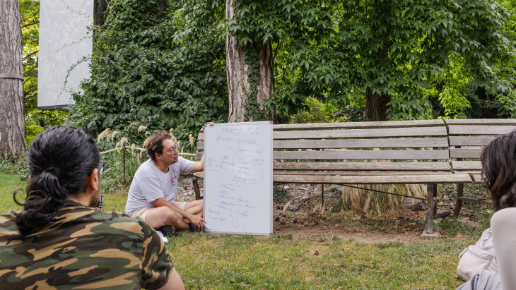 Cours « français en été » donné par l’OSEO au Jardin botanique alpin de Meyrin (14 août 2024) © Vincent Albert