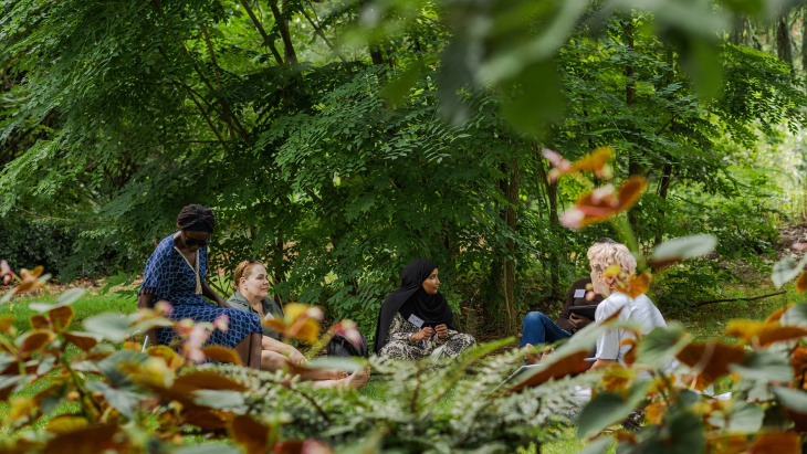 Cours « français en été » donné par l’OSEO au Jardin botanique alpin de Meyrin (14 août 2024) © Vincent Albert