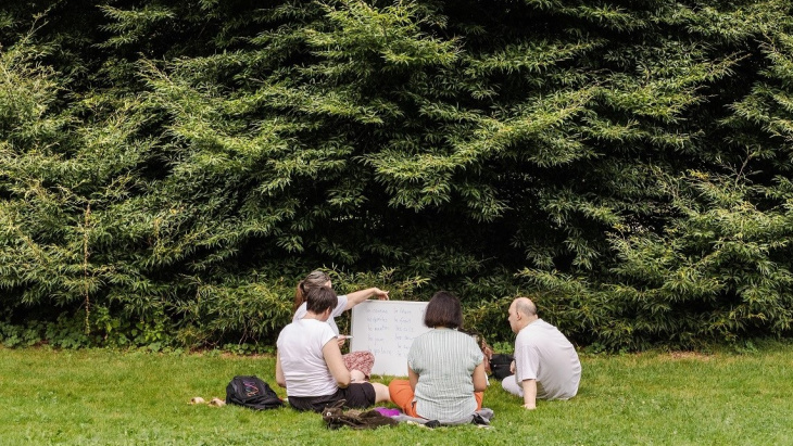 Cours « français en été » donné par l’OSEO au Jardin botanique alpin de Meyrin (14 août 2024) © Vincent Albert