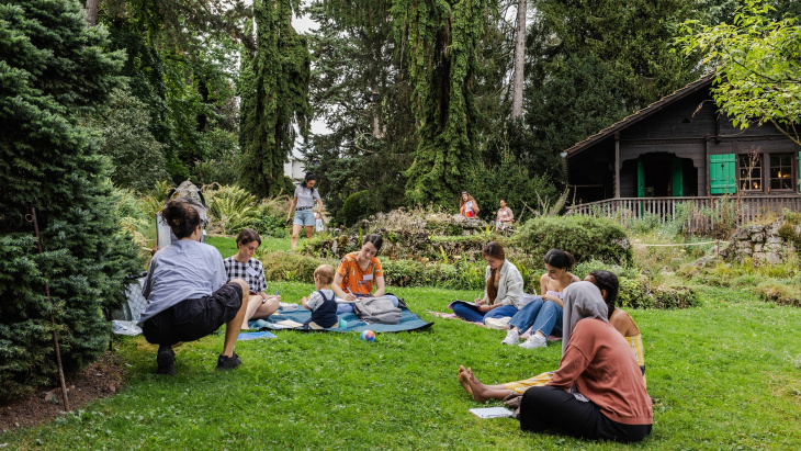 Cours « français en été » donné par l’OSEO au Jardin botanique alpin de Meyrin (14 août 2024) © Vincent Albert