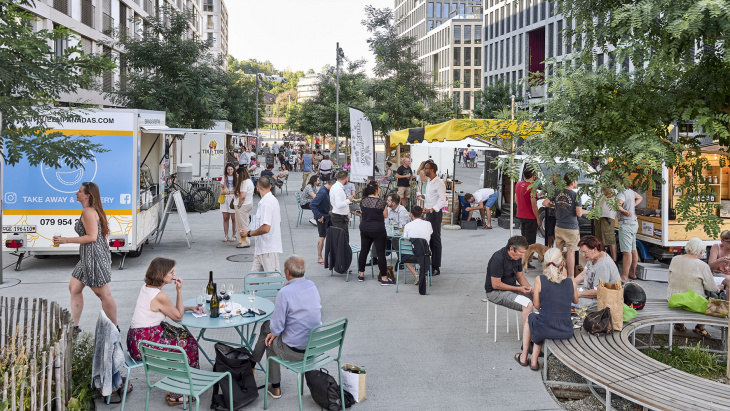 Marché sur la place de la gare / Serge Fruehauf