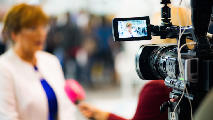 interview femme caméra 