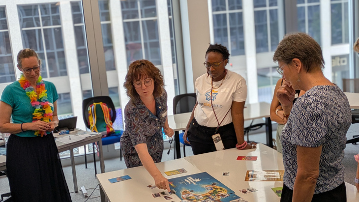 4 personnes autour d'un jeux d'accessibilité - Playcamp 2025