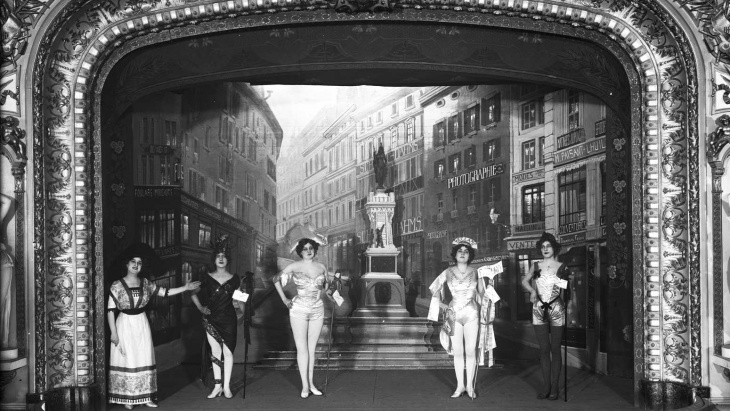 La Revue: "J'suis de la Revue" (1913), photo © Frank Henri Jullien | BGE-CIG