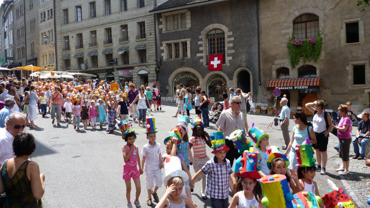 Promotions: le cortège des enfants en vieille ville, photo @J.-N. Tallagnon SEM Production DIP
