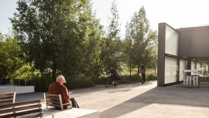Esplanade de la gare de Chêne-Bourg - photo: Niels Ackermann