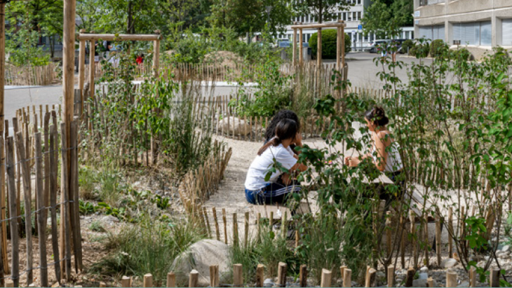 Cool City - enfants dans le préau du cycle d'orientation de Sécheron - photo : Johannes Marburg