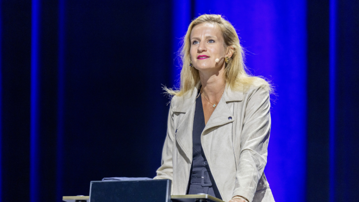 2.	Delphine Bachmann, Conseillère d’Etat du Canton de Genève lors de sa prise de parole au Swiss Tech Convention Center.